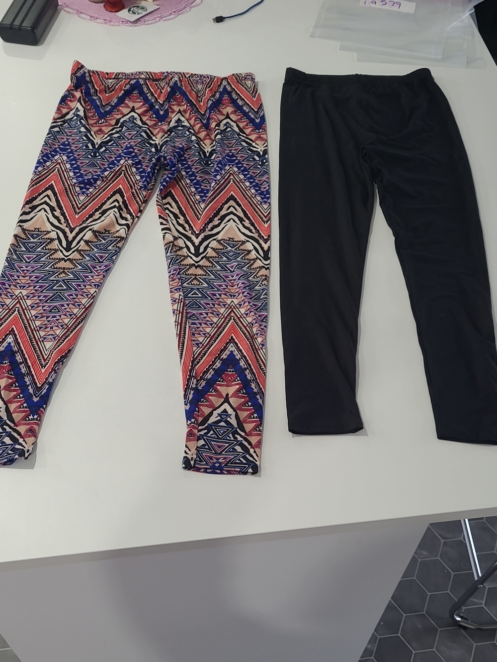 WinWin Black Leggings & Multicolor Chevron Pattern Stretch Leggings
